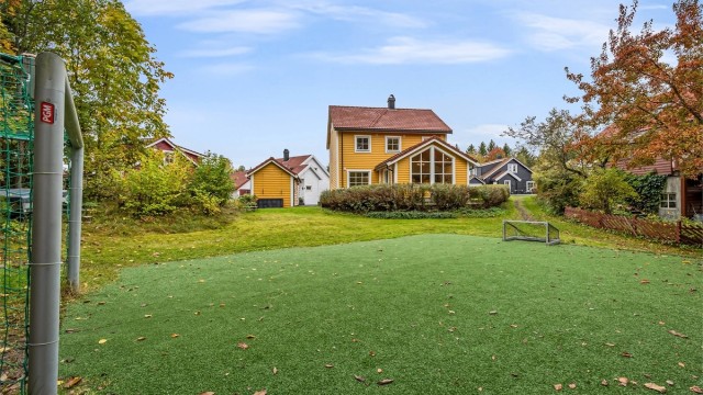 Rett utenfor eiendommen ligger ballplass og friområde med umiddelbar tilgang til lek og aktivitet.