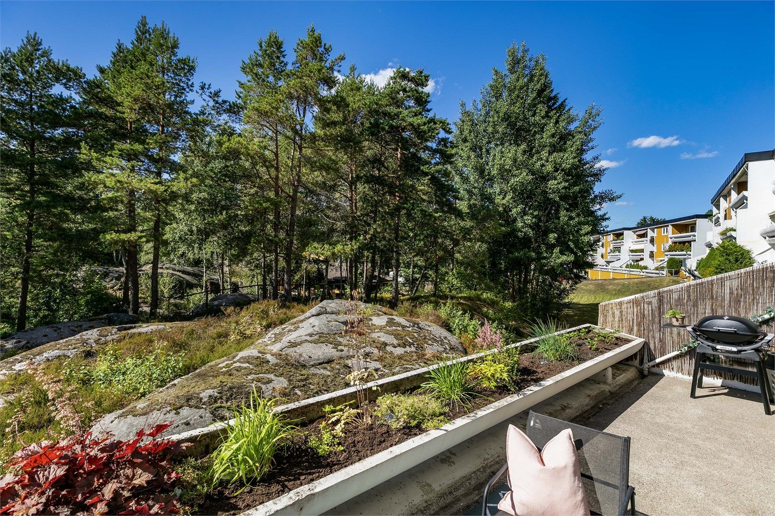 Solforholdene på terrassen er meget gode; sommerstid fra utpå ettermiddagene til sen kveld.