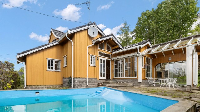Velkommen til en stor enebolig med svømmebasseng!