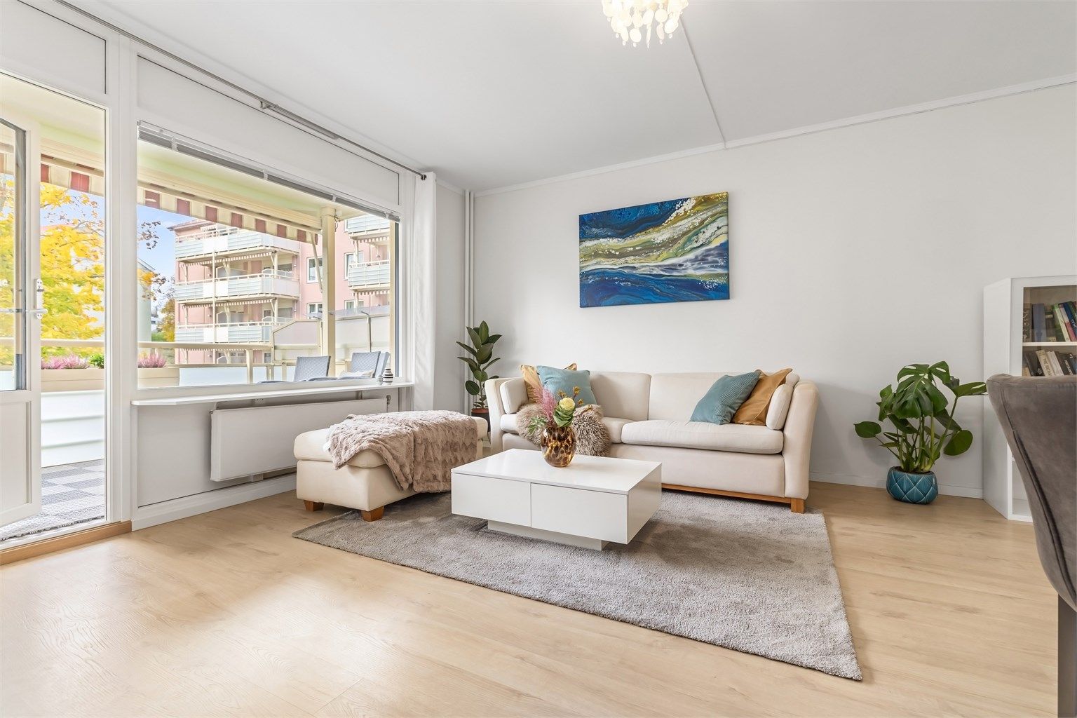 Leiligheten har en særdeles god intern beliggenhet i borettslaget med flott utsyn mot grøntarealer