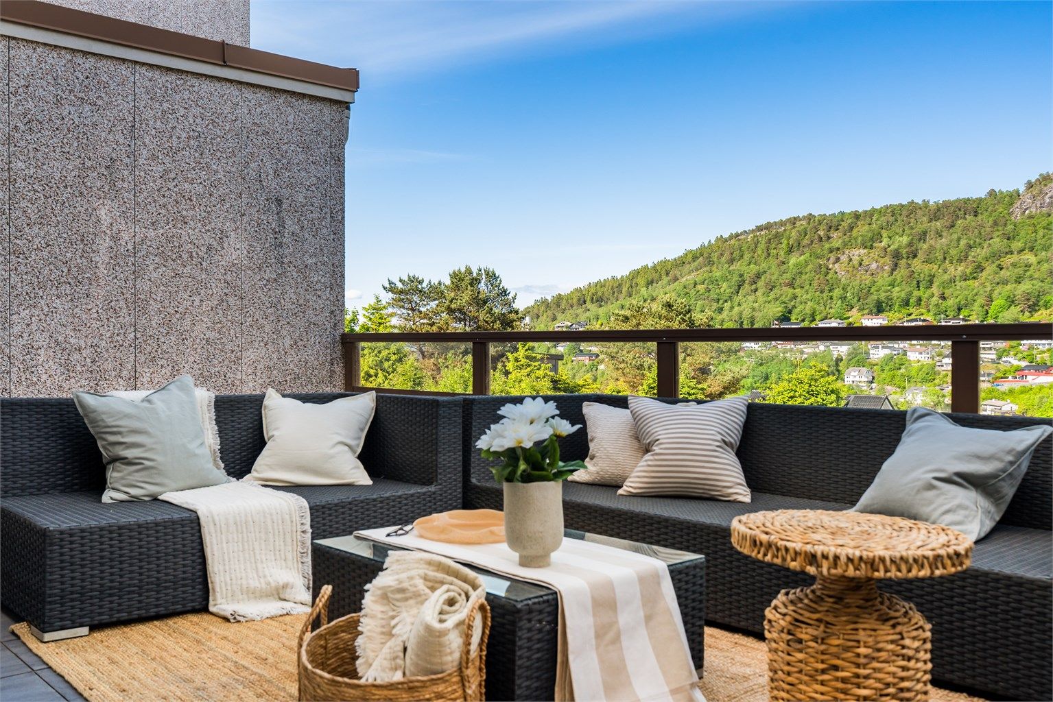 Leiligheten har til sammen 43 m² med privat terrasse- og balkongareal.