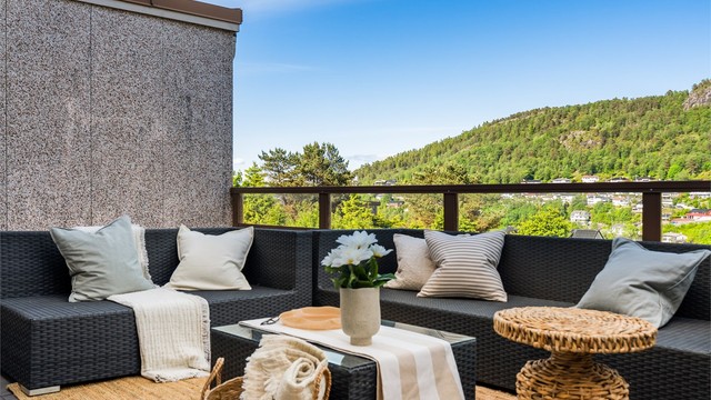 Leiligheten har til sammen 43 m² med privat terrasse- og balkongareal.