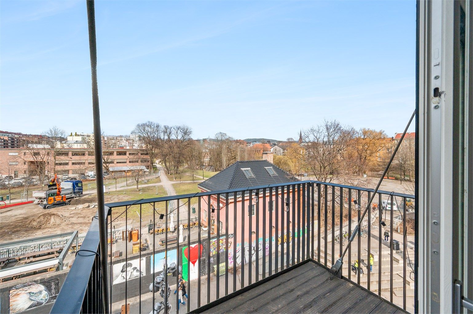 Balkongen er utført i en solid stålkonstruksjon.