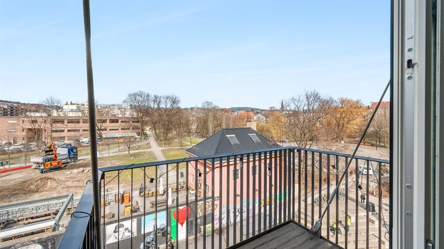 Balkongen er utført i en solid stålkonstruksjon.