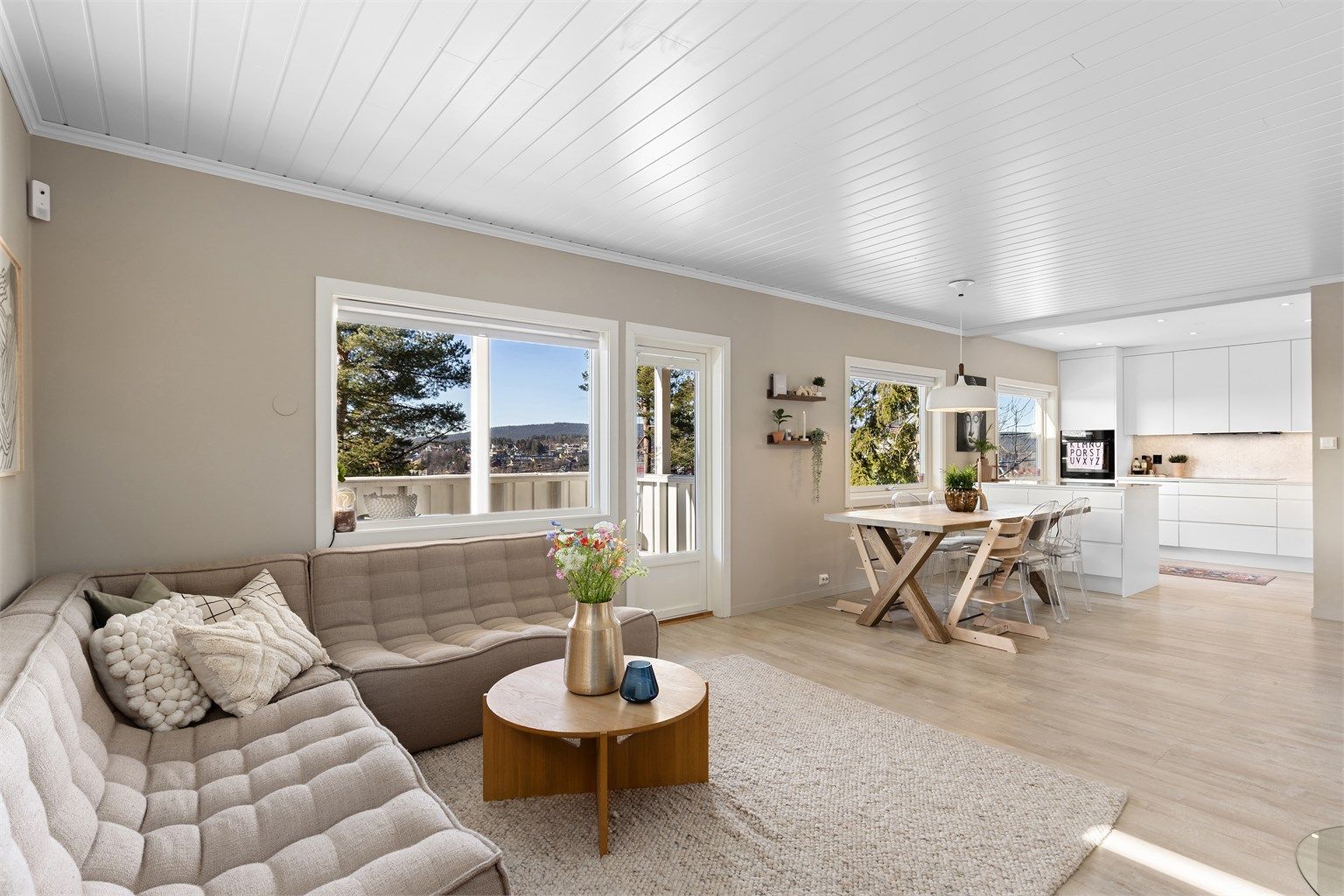 Velkommen til Kjetils vei 14B, pen og lys familiebolig over to plan med flott hage! 