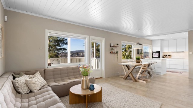 Velkommen til Kjetils vei 14B, pen og lys familiebolig over to plan med flott hage!