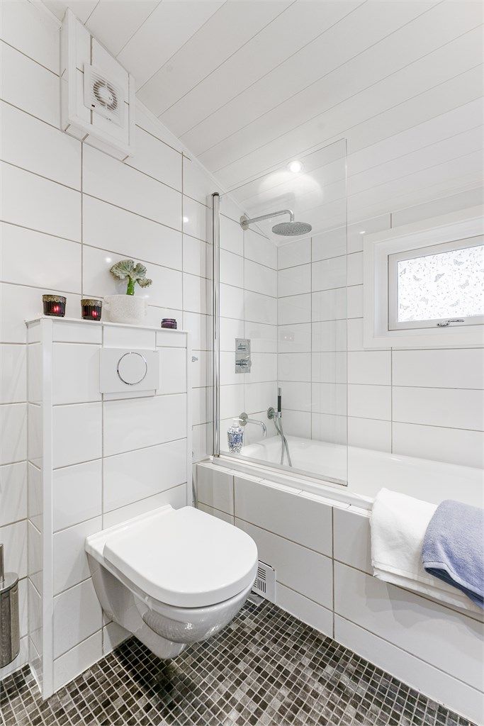 Vegghengt toalett og downlights i taket.