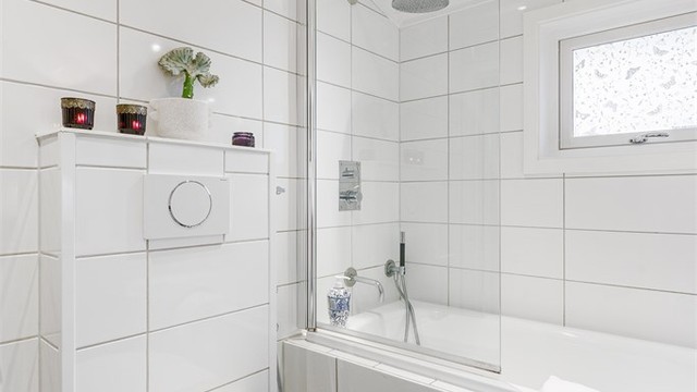 Vegghengt toalett og downlights i taket.