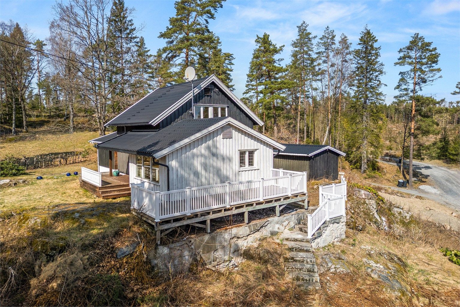 Terrasse med nytt rekkverk i 2026 (TG3 på forstøtningsmur)