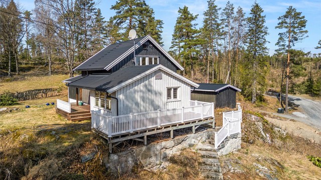 Terrasse med nytt rekkverk i 2026 (TG3 på forstøtningsmur)