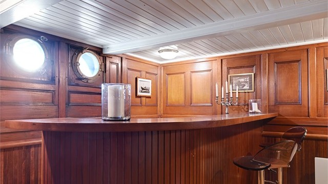 Detaljer som koøyer og trepaneler forsterker det maritime preget. (Ikke godkjent til varig opphold)