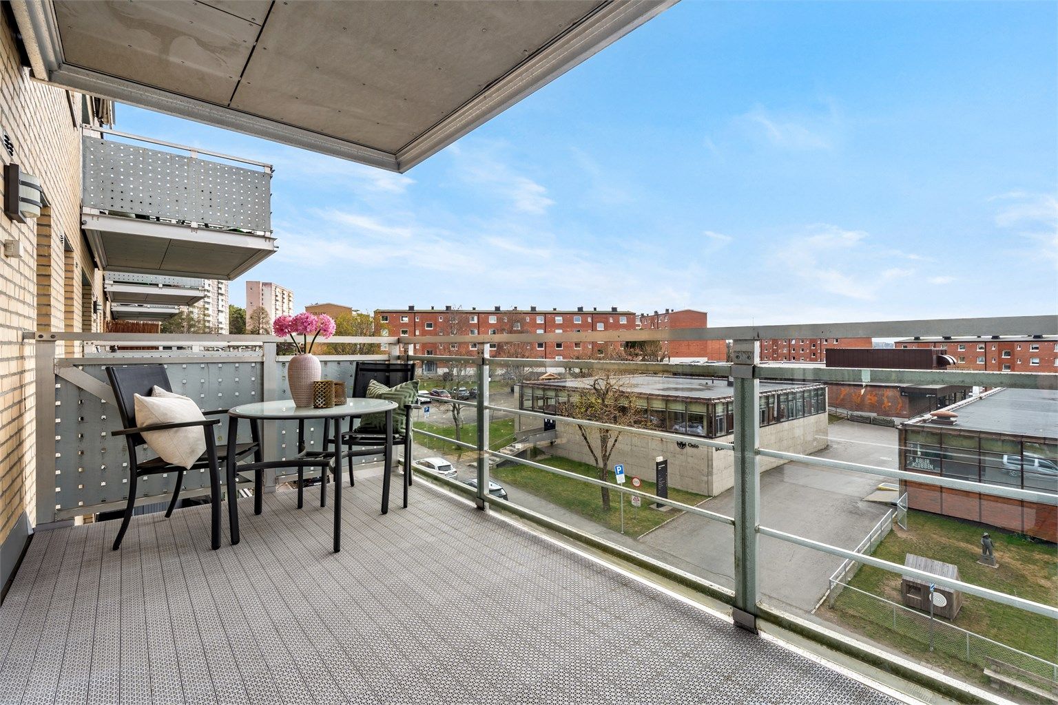 Fra stuen er det utgang til en solrik og overbygget balkong på 9 kvm.