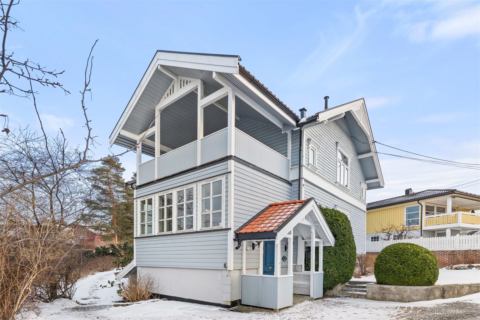 Huset er oppført i 1911, senere tilbygget i 1992 og 1995. En sjarmerende og hyggelig bolig der flere av husets særpreg er ivaretatt
