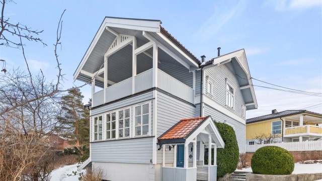 Huset er oppført i 1911, senere tilbygget i 1992 og 1995. En sjarmerende og hyggelig bolig der flere av husets særpreg er ivaretatt