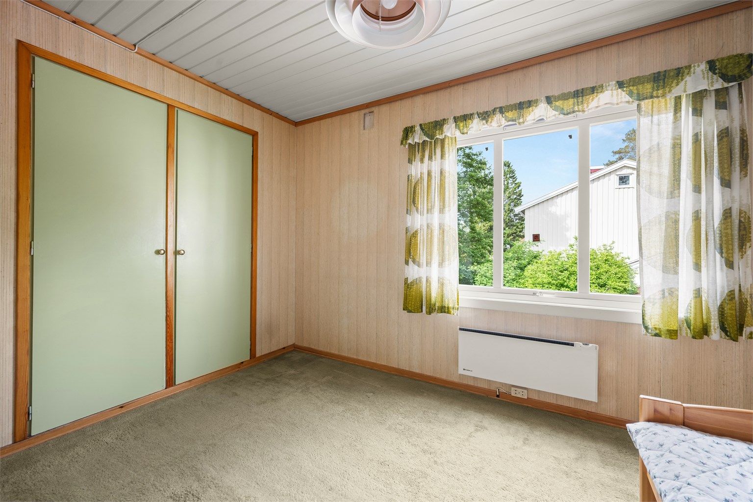 Soverommet er utstyrt med både garderobeskap og kott.