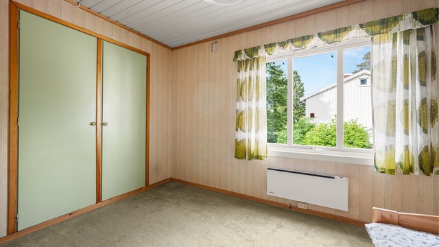 Soverommet er utstyrt med både garderobeskap og kott.