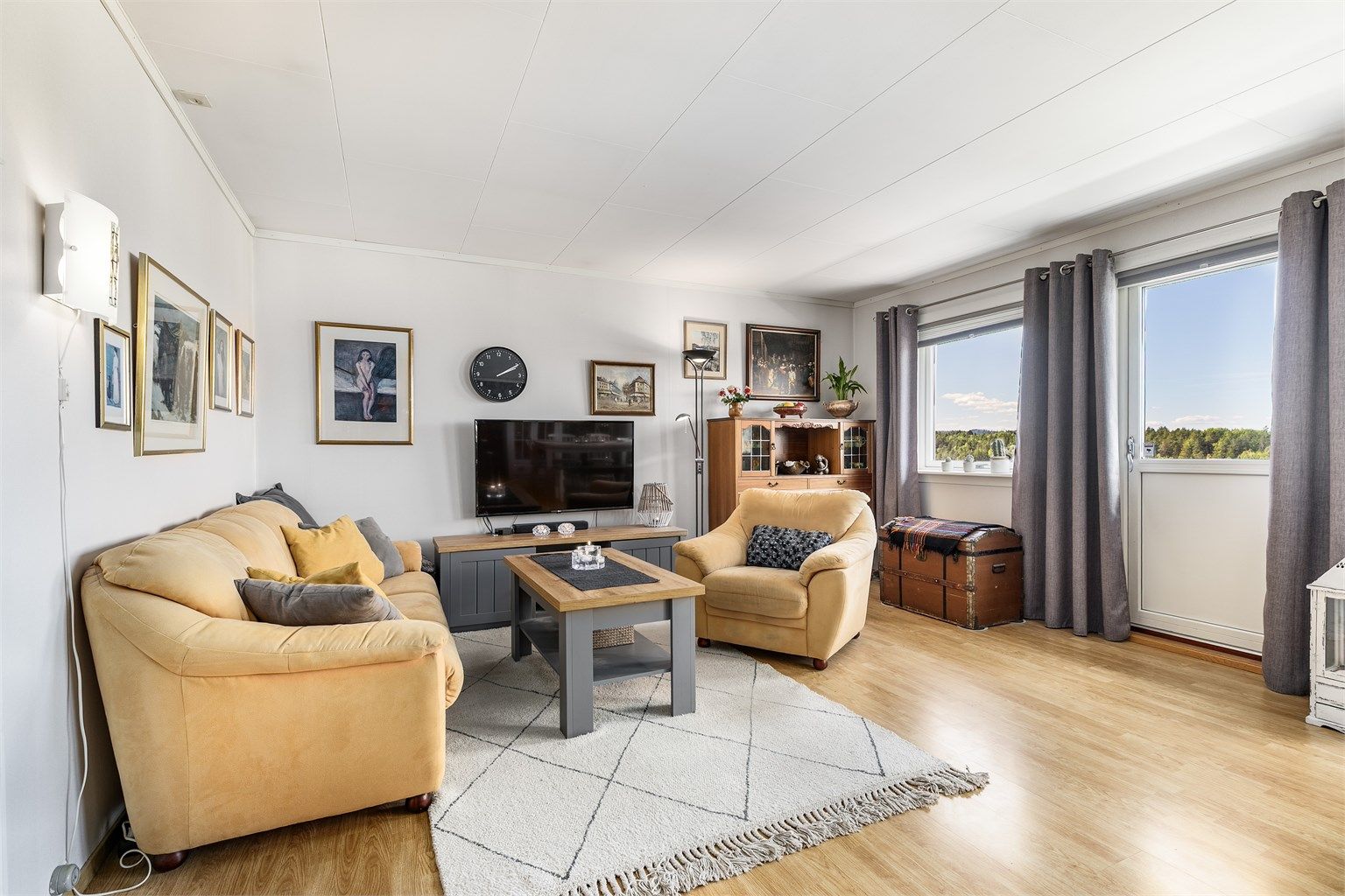 I den lyse og nær 30 kvm. store stuen er det god plass til både sofagruppe og et langstrakt spisebord.