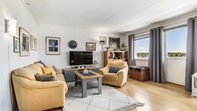 I den lyse og nær 30 kvm. store stuen er det god plass til både sofagruppe og et langstrakt spisebord.