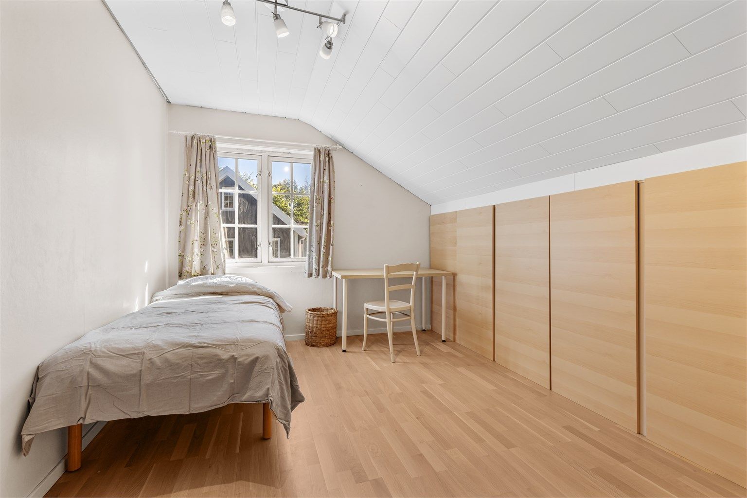 Soverom 3 er av god størrelse, og har mye skapplass. Her er det god plass til seng og skrivebord. Rommet egner seg godt som barnerom eller gjesterom.