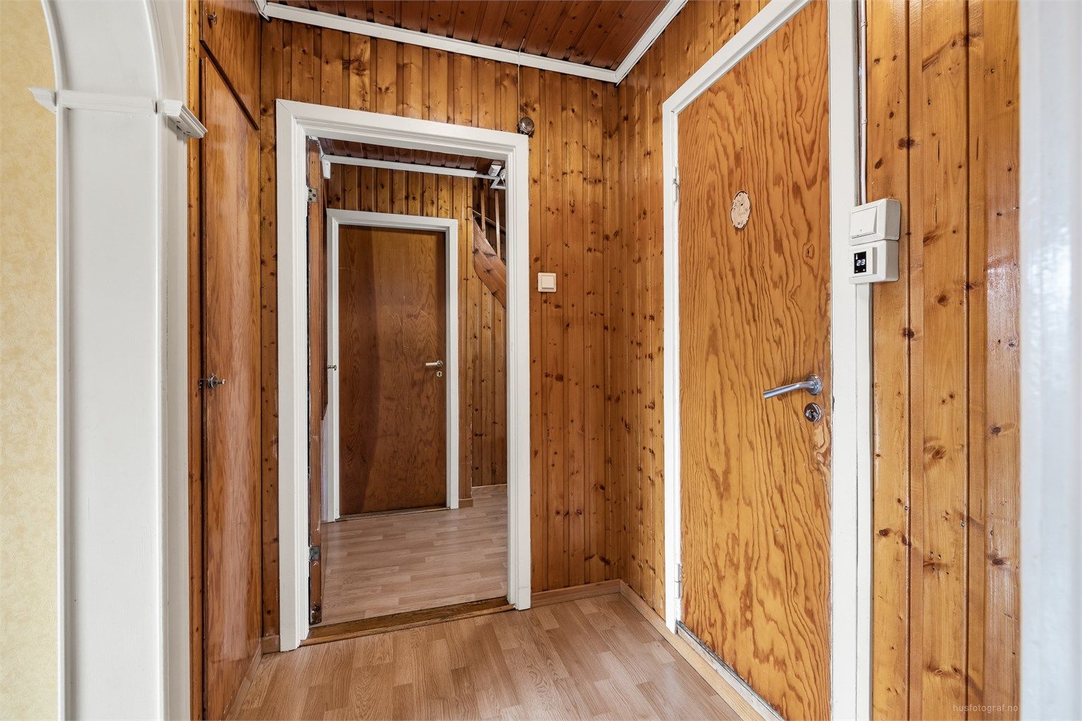 Gangen i første etasje forbinder oppholdsrommene og har trapp til de øvrige etasjene.