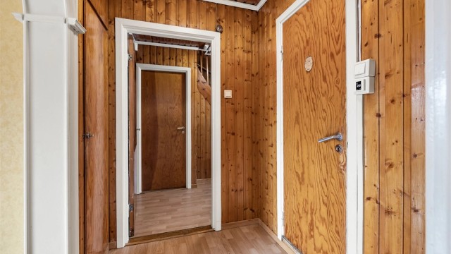 Gangen i første etasje forbinder oppholdsrommene og har trapp til de øvrige etasjene.