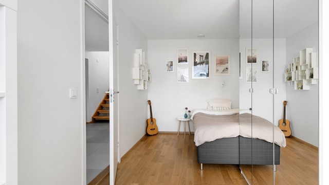 Soverommene i underetasjen har alle parkett på gulv