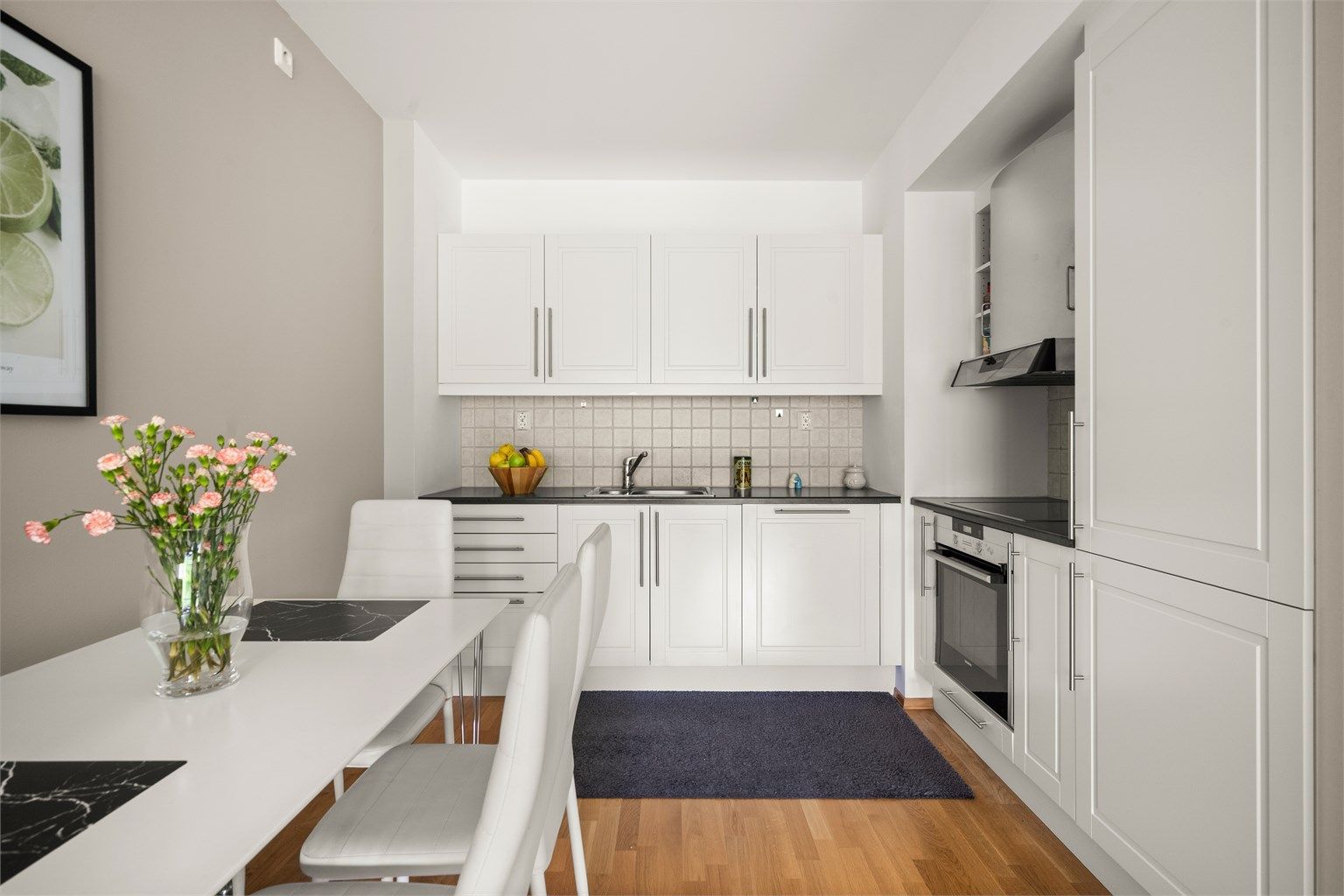 Kjøkkeninnredning fra Sigdal med profilerte fronter og laminatbenkeplate. Her er det godt med både skap- og benkeplass.