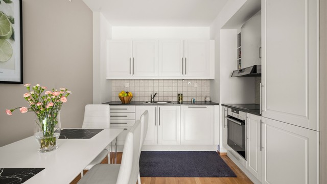 Kjøkkeninnredning fra Sigdal med profilerte fronter og laminatbenkeplate. Her er det godt med både skap- og benkeplass.
