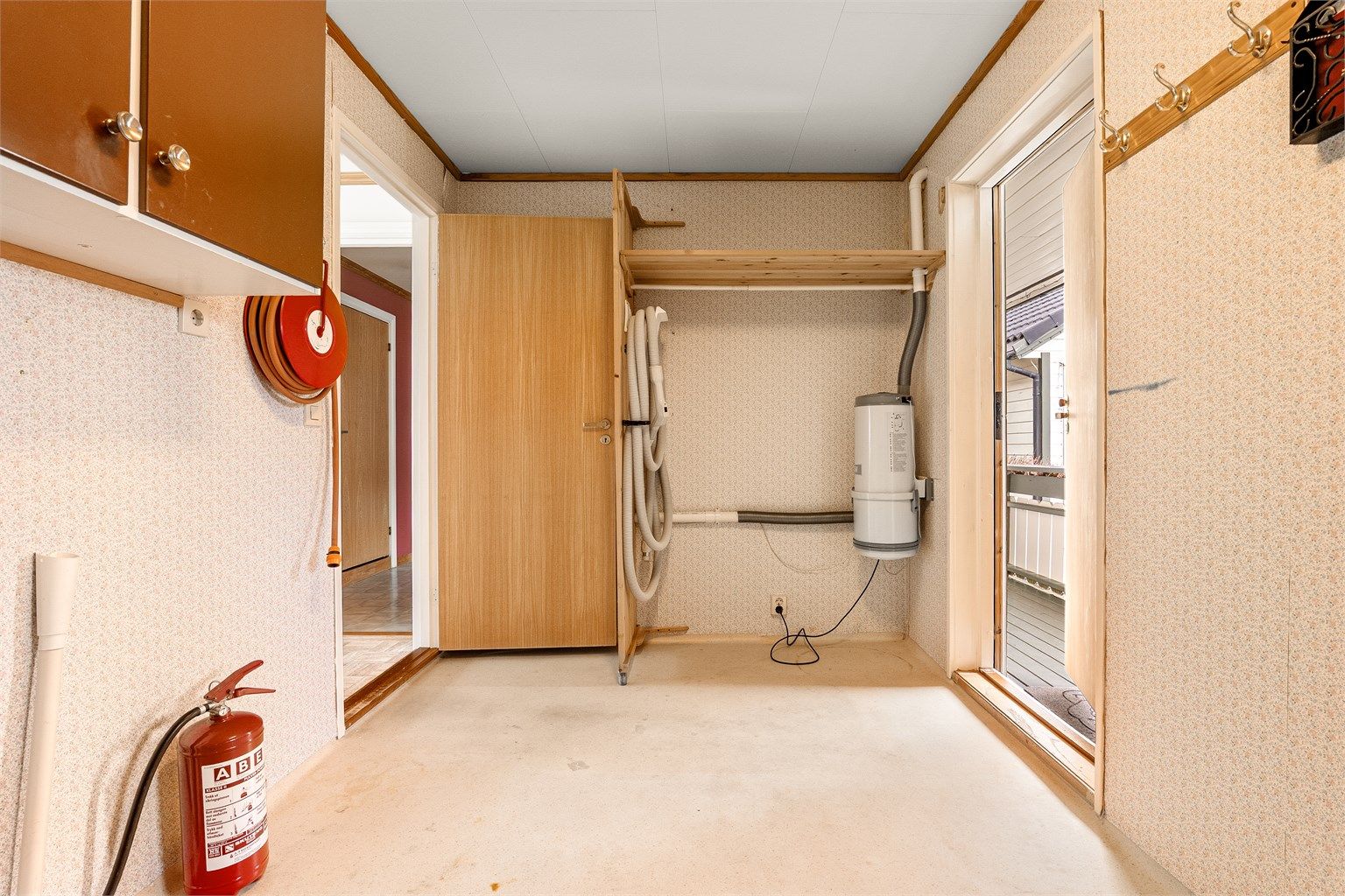 Vaskerommet er tilknyttet kjøkkenets spiseplass og har i tillegg ytterdør mot inngangspartiet. Rommet er i helhet gitt TG 3.