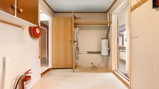 Vaskerommet er tilknyttet kjøkkenets spiseplass og har i tillegg ytterdør mot inngangspartiet. Rommet er i helhet gitt TG 3.