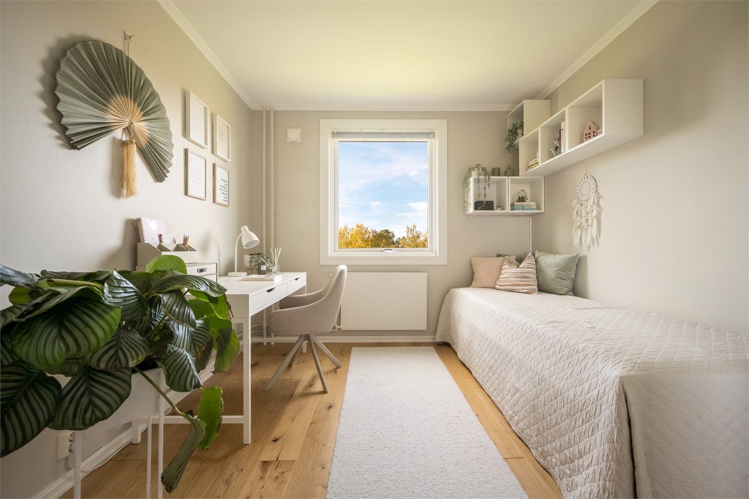 Rommet har parkett på gulv og radiator tilknyttet felles varmesentral.