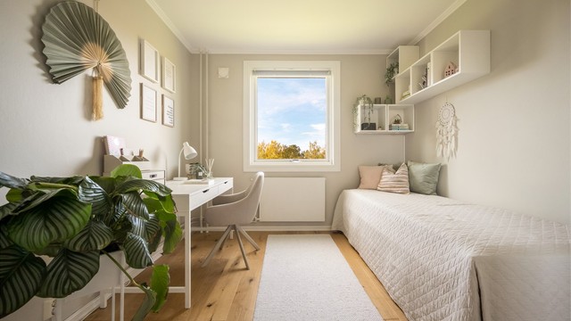 Rommet har parkett på gulv og radiator tilknyttet felles varmesentral.