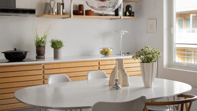 På kjøkkenet er det god plass til spisebord og spisestoler. Flott Dinesen gulv i heltre gran