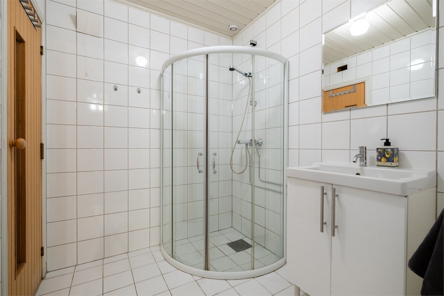 Stort bad fra byggeår, med senere oppgraderte fliser. Det er varmekabler i gulvet. 