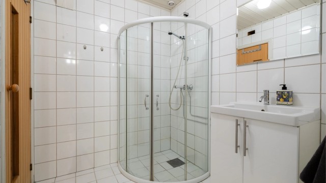 Stort bad fra byggeår, med senere oppgraderte fliser. Det er varmekabler i gulvet.