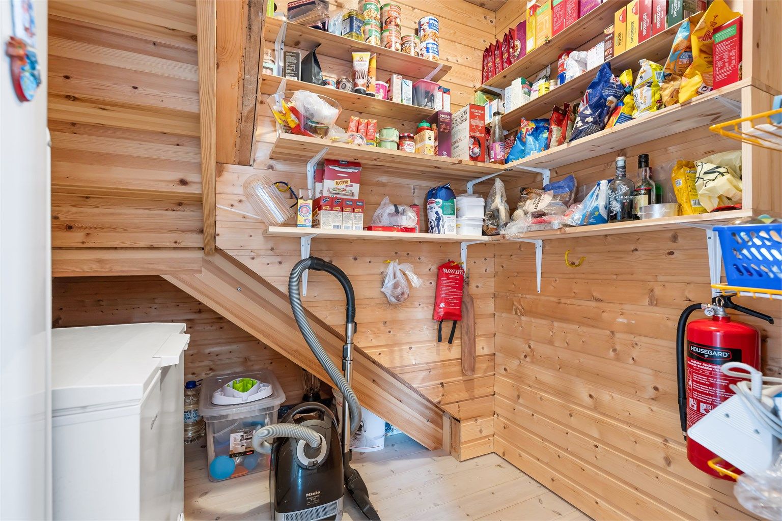 Praktisk bod under trappen.