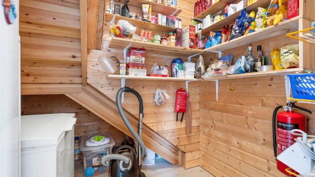 Praktisk bod under trappen.
