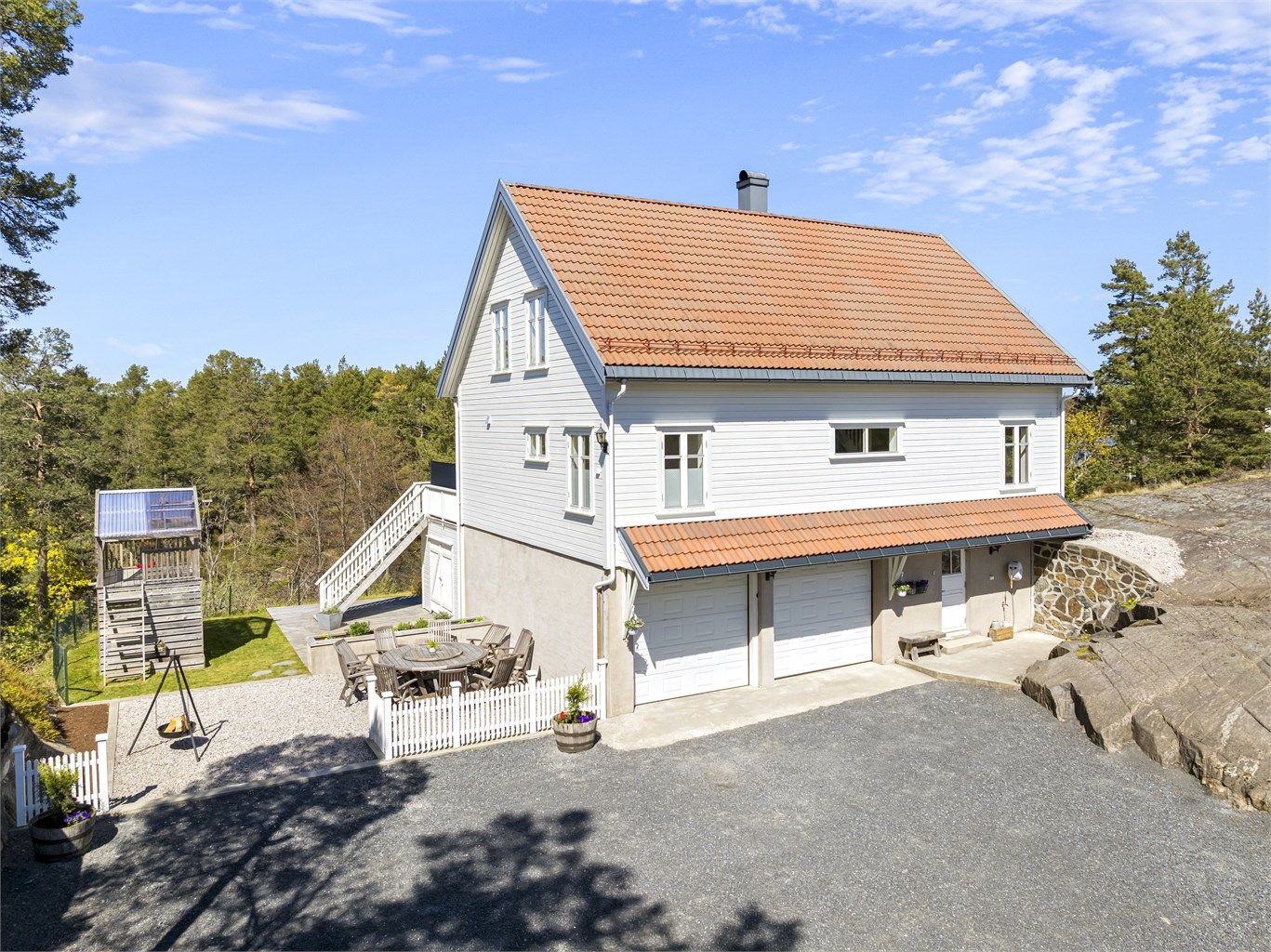 Eiendommen har totalt 112 m² med solrike terrasser, samt en dobbelgarasje i underetasjen med installert elbillader.