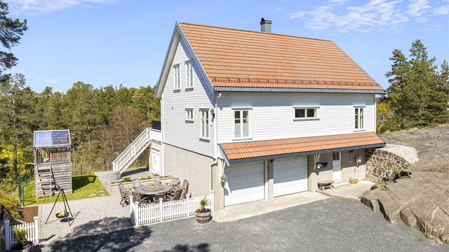 Eiendommen har totalt 112 m² med solrike terrasser, samt en dobbelgarasje i underetasjen med installert elbillader.