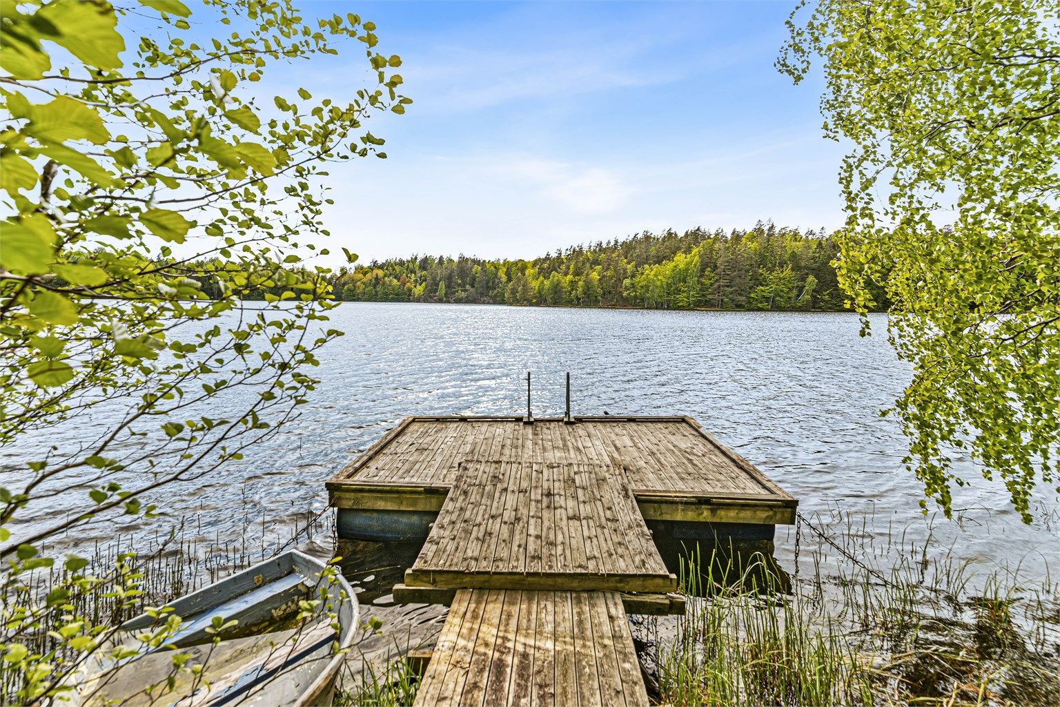 Nede ved vannet finner du også din helt egen badeplass og brygge (brygga er ikke søkt/godkjent).