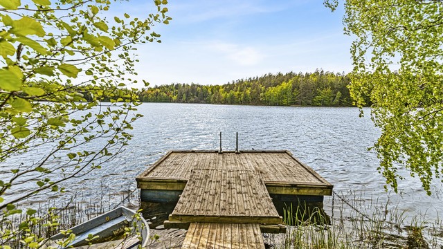 Nede ved vannet finner du også din helt egen badeplass og brygge (brygga er ikke søkt/godkjent).