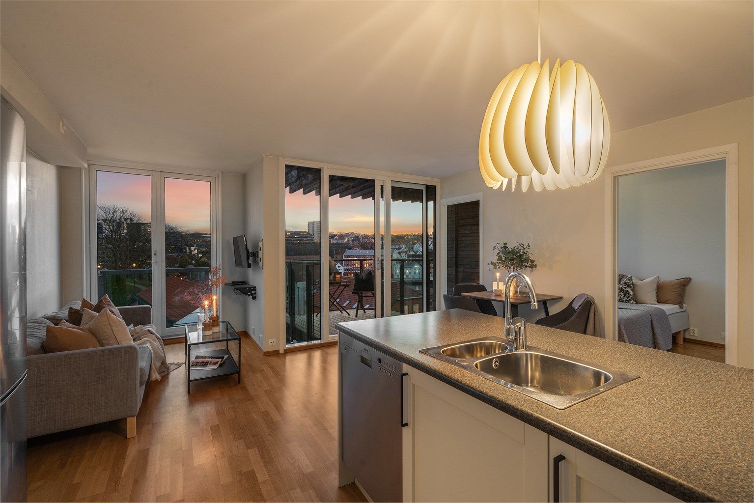 Flott 2-roms toppleilighet med store vindusflater, sørvendt utsikt over sentrum, 2 balkonger, kontor/gjesterom, parkering i garasje. Heis.