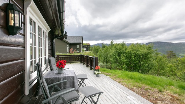 Uteplassen er usjenert og ligger i et rolig område uten gjennomgangstrafikk.