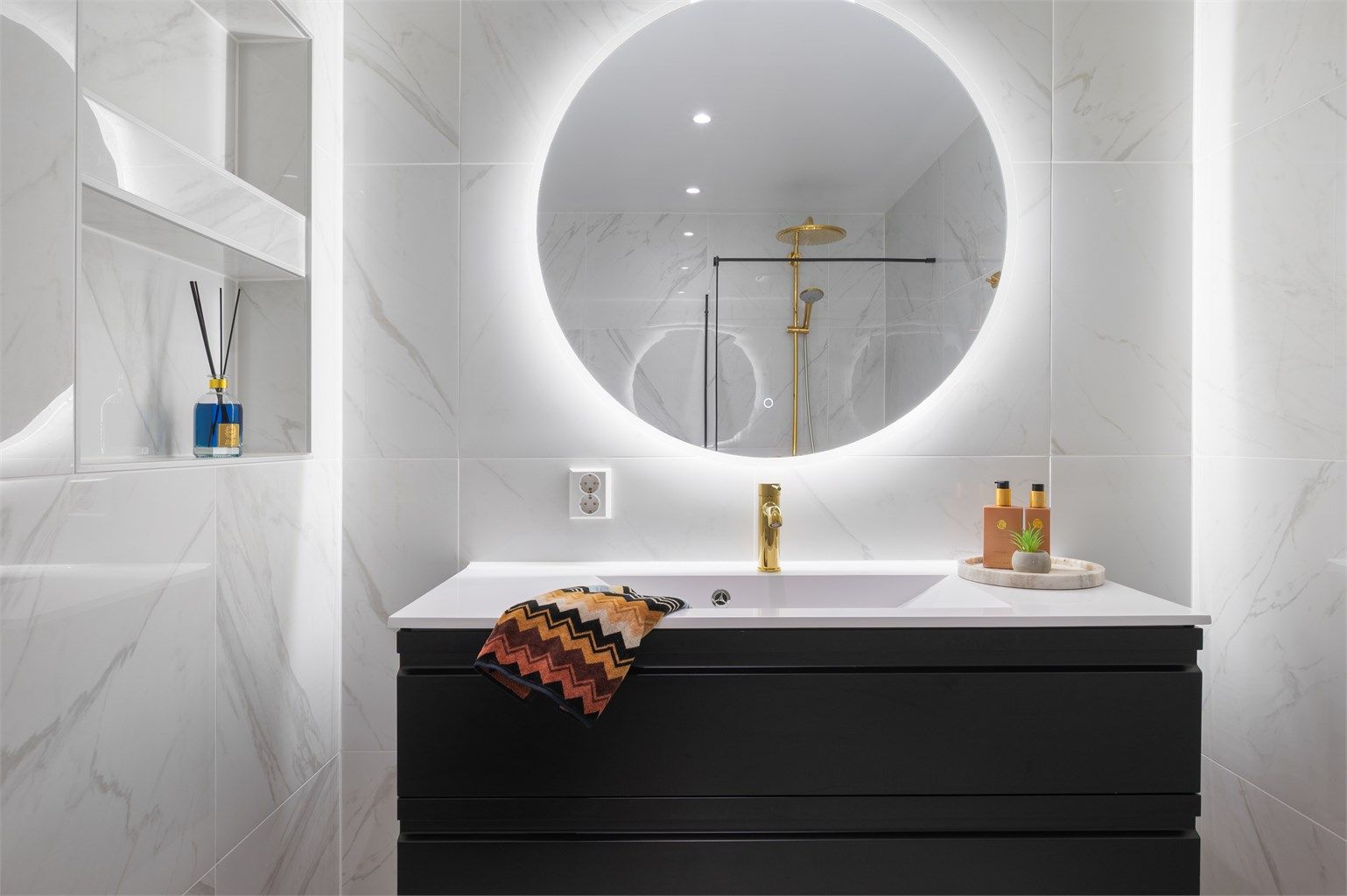 Badet ble renovert av fagfolk i 2022 - Da ble wc og bad slått sammen til ett rom og det ble laget eget teknisk rom til vaskemaskin/tørkerommel og varmtvannsbereder.