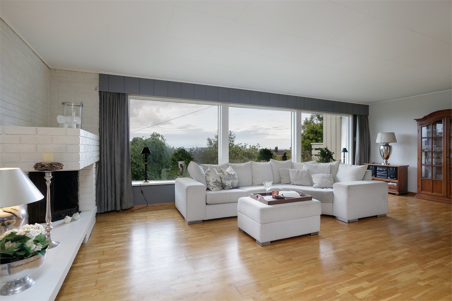 Stor vinkelstue med peis og store vindusflater med flott utsikt og gode lysforhold