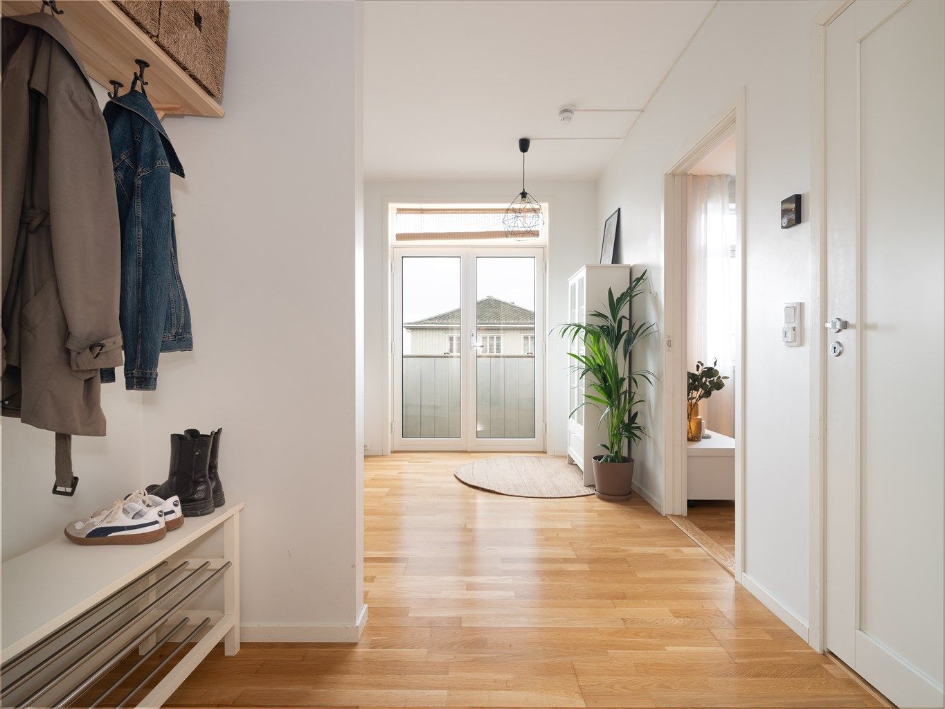 Lys leilighet med smart planløsning. Badet til høyre.