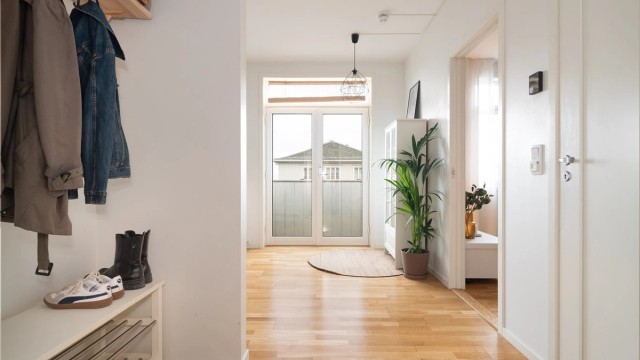 Lys leilighet med smart planløsning. Badet til høyre.