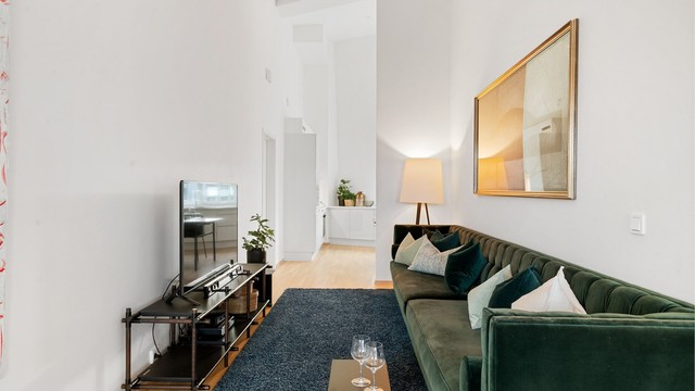 Fra denne delen av stuen kommer vi inn til et lyst og luftig kjøkken