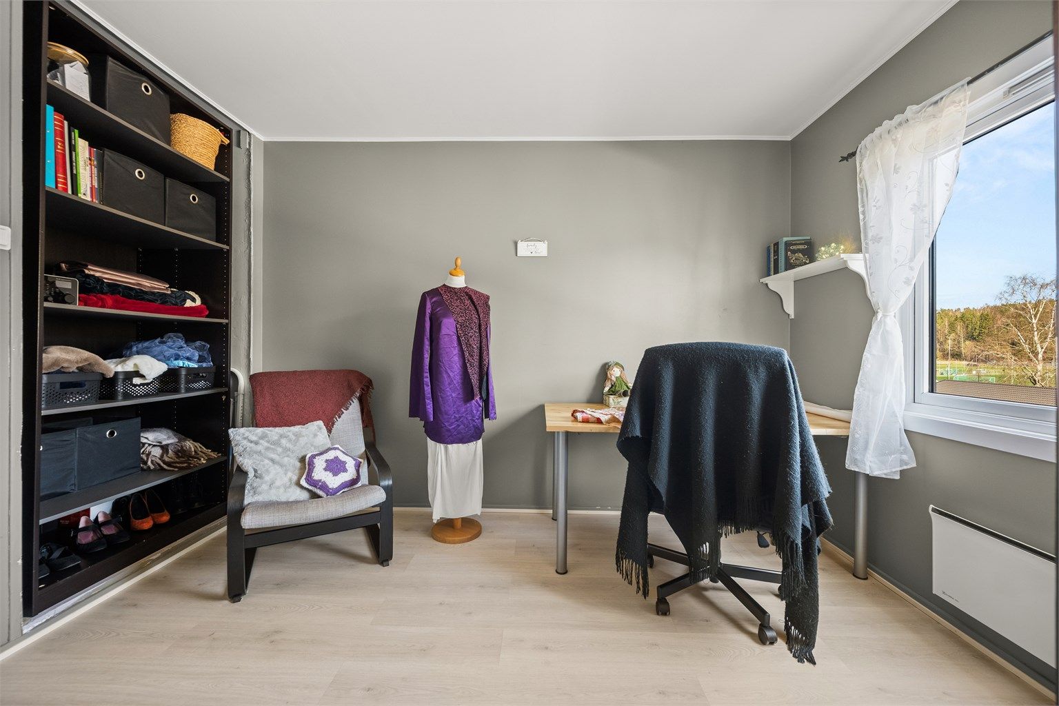 Rommet gir fleksibilitet for møblering med både garderobeskap og en egen arbeidskrok.