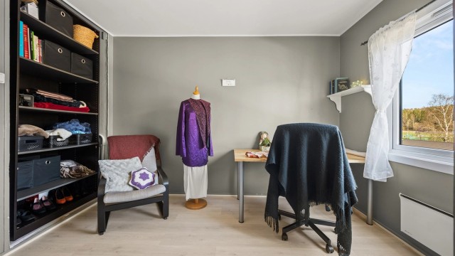 Rommet gir fleksibilitet for møblering med både garderobeskap og en egen arbeidskrok.